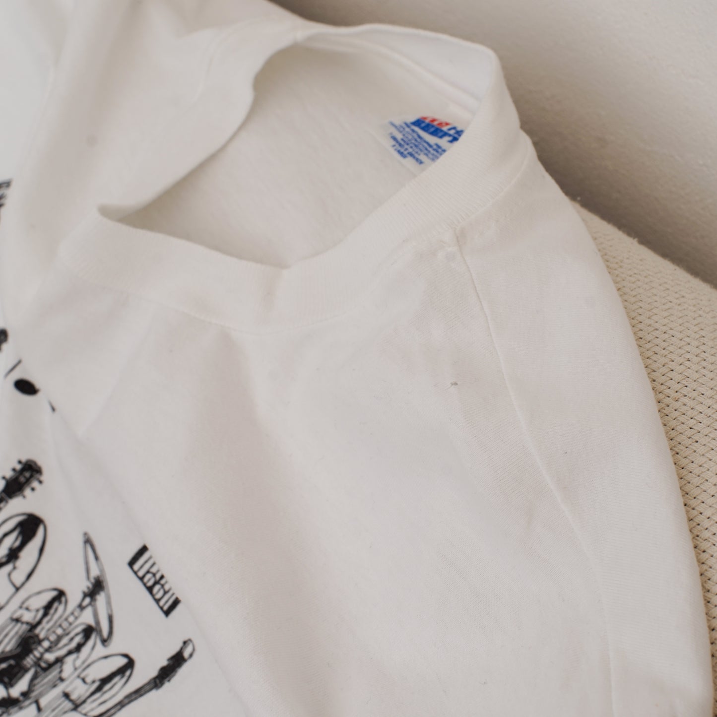 Winged Instruments Print Tee 翼の生えたギターTシャツ|ギターストラップ屋が選ぶ古着&雑貨